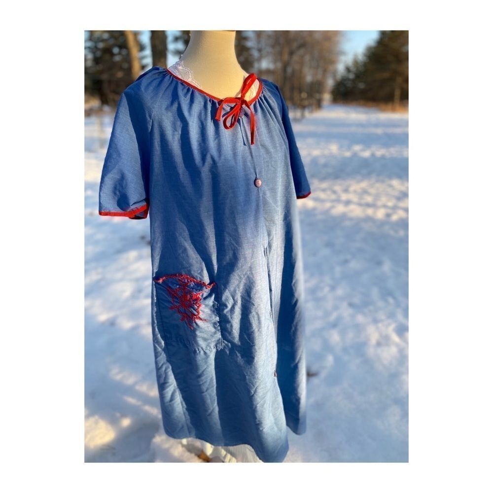 Vintage 60s 70s Robe House Dress Embroidered Tie Neck